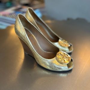 TORY BURCH SALLY WEDGE PEEP TOE GOLD